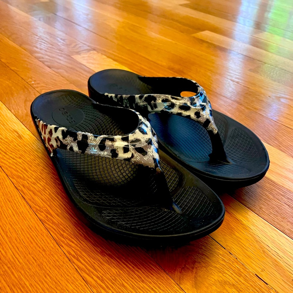 Oofos OOlala Limited Sandal Black Cheetah size 9